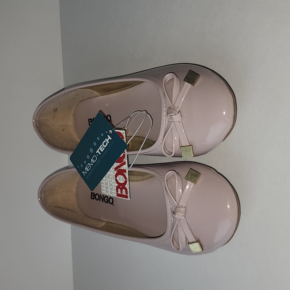 BONGO NWT DIVINITY NEUTRAL PANTENT FLAT SHOE - SIZE 7